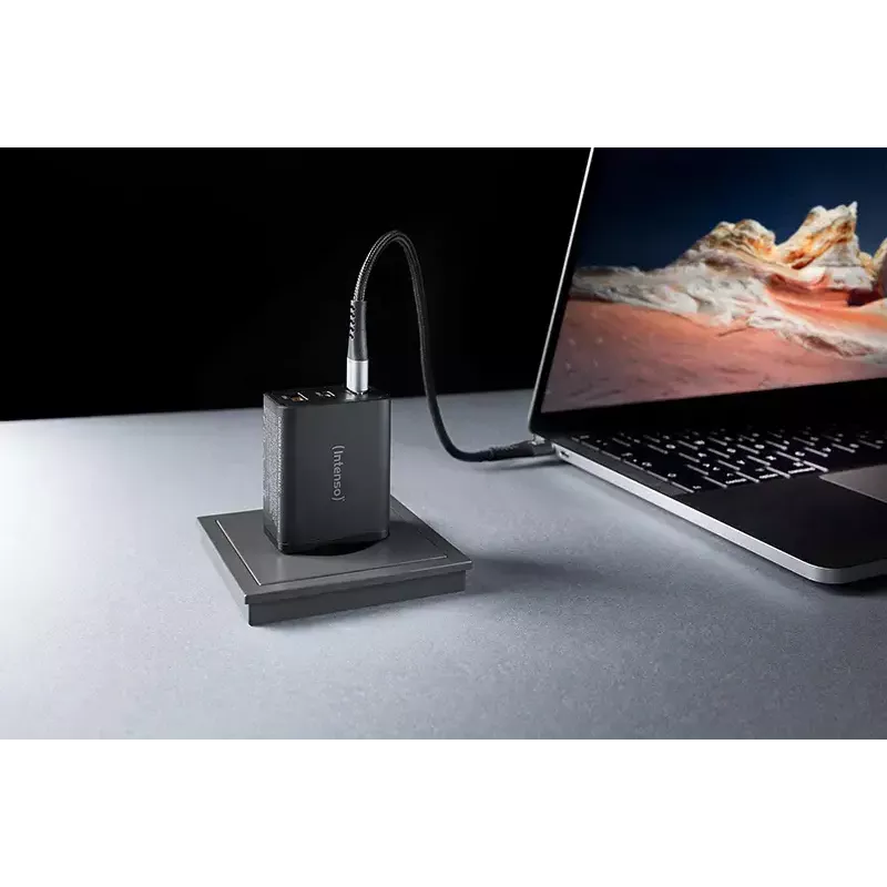 Fuente de alimentación Intenso W65ACC con conectores USB-A y USB-C negra