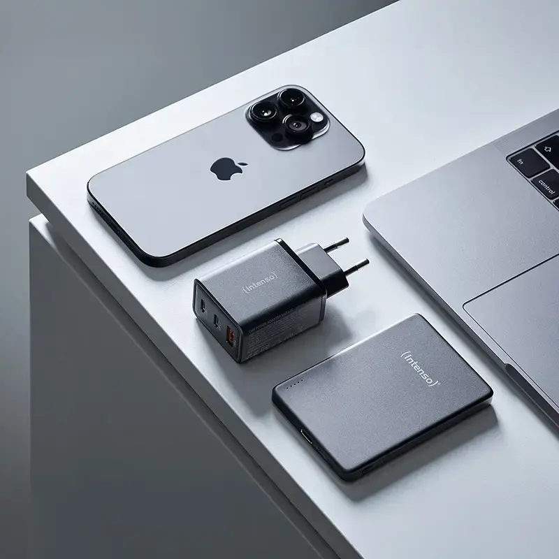 Fuente de alimentación Intenso W65ACC con conectores USB-A y USB-C negra
