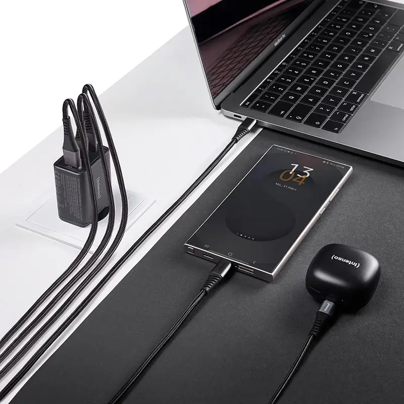 Fuente de alimentación Intenso W65ACC con conectores USB-A y USB-C negra
