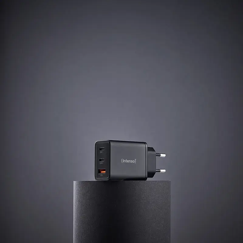Fuente de alimentación Intenso W65ACC con conectores USB-A y USB-C negra