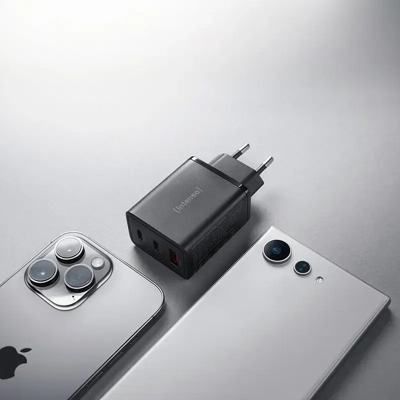 Fuente de alimentación Intenso W65ACC con conectores USB-A y USB-C negra