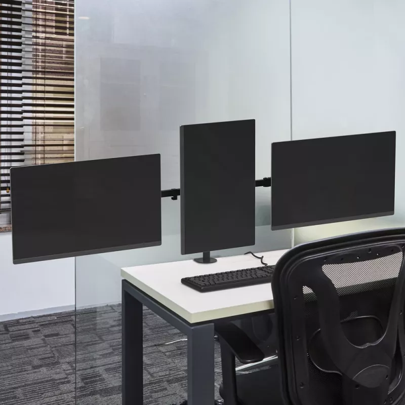 Brazo para tres monitores ACT con pinza/pasacables 30 kg 13-27 pulgadas