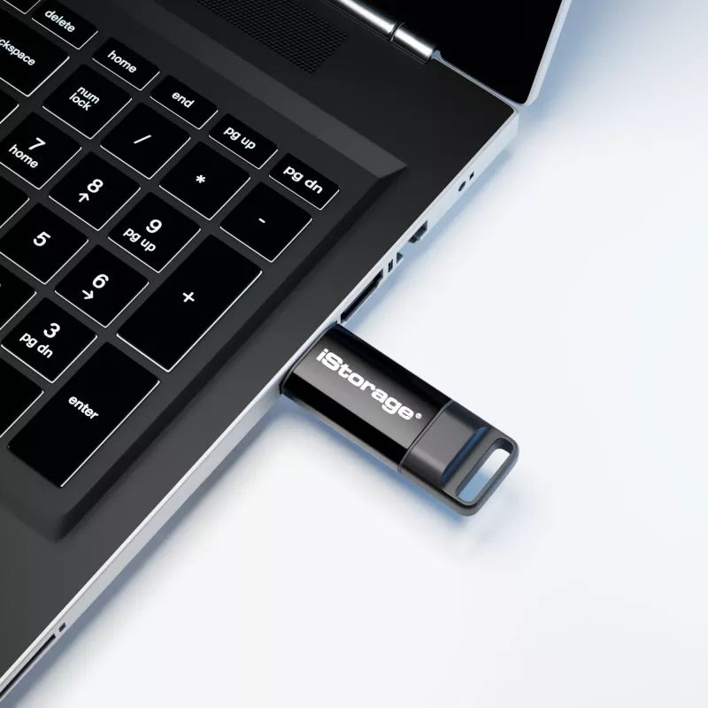 Memoria USB cifrada iStorage datAshur BT IS-FL-DBT-256-64, 64 GB, USB 3.2 Gen 1, autenticación con smartphone por Bluetooth, cifrado por hardware AES-XTS de 256 bits, autenticación de dos factores por SMS, preparada para gestión remota