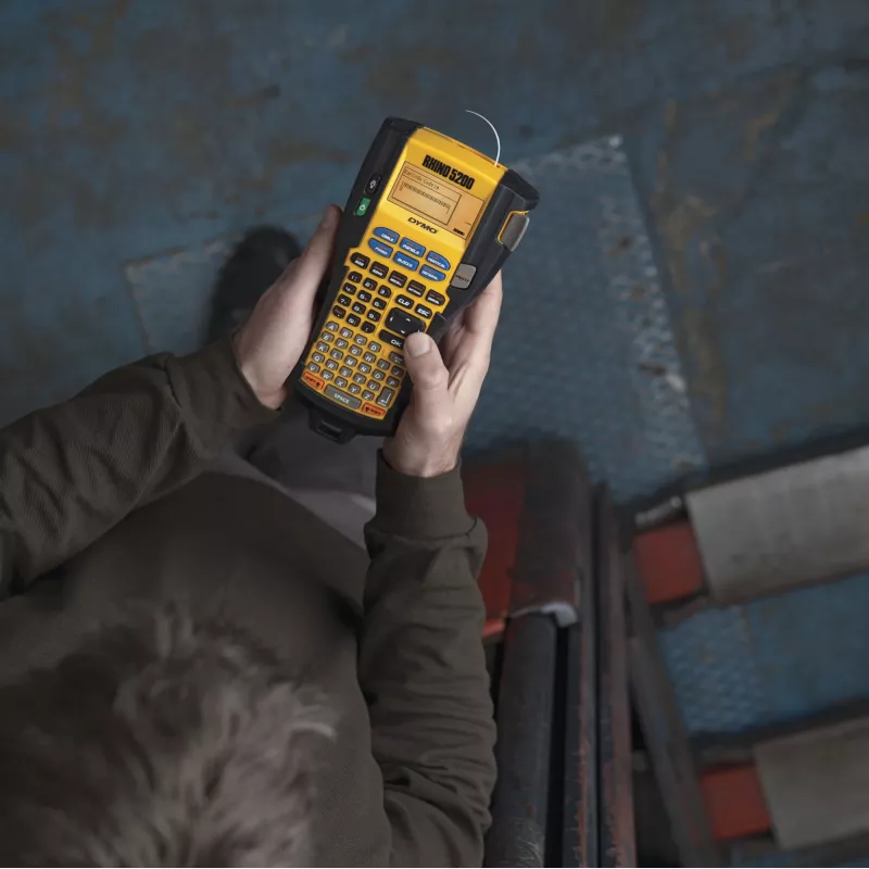 Impresora de etiquetas industrial DYMO RHINO 5200 | Rotuladora con maletín | Teclas de acceso rápido que ahorran tiempo | Impresión rápida | Impresora de etiquetas robusta para obras y tareas de rotulación exigentes | Enchufe UK