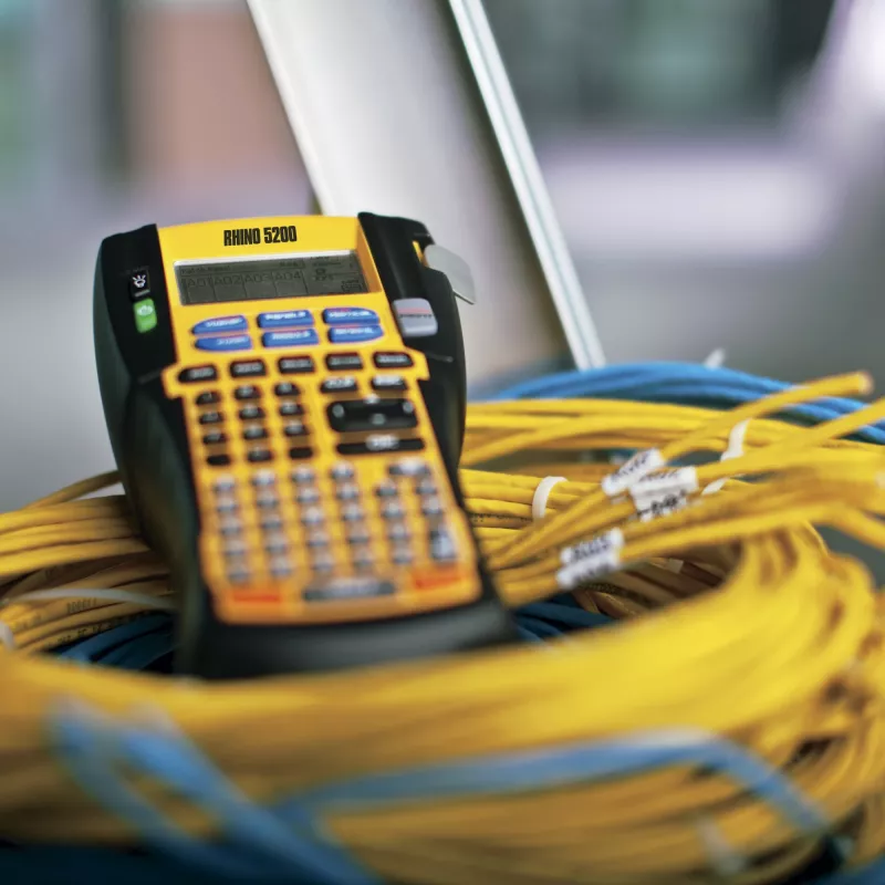 Impresora de etiquetas industrial DYMO RHINO 5200 | Rotuladora con maletín | Teclas de acceso rápido que ahorran tiempo | Impresión rápida | Impresora de etiquetas robusta para obras y tareas de rotulación exigentes | Enchufe UK