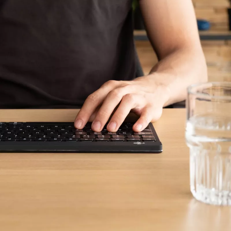 Teclado ergonómico R-Go Tools R-Go Compact Break, teclado compacto con software de pausas, QWERTY (IT), Bluetooth, negro