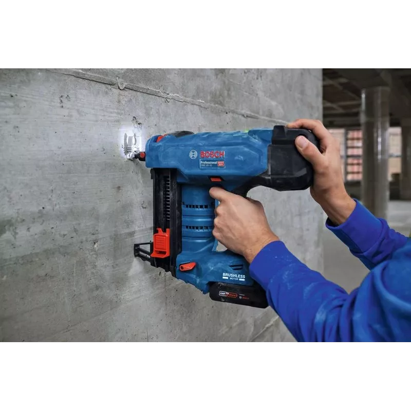 Clavadora Bosch GNB 18V-40 a batería 18V ligera