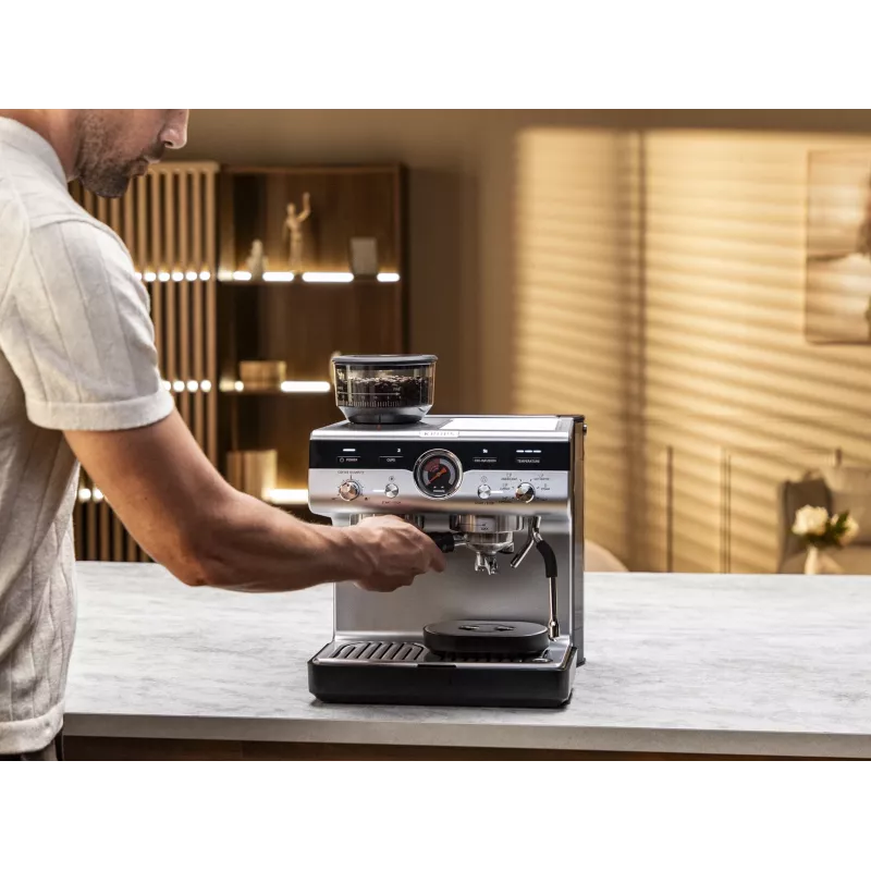 Cafetera espresso KRUPS XP801T semiautomática con molinillo integrado, depósito de agua de 3 litros, salida para 2 tazas, negro/acero inoxidable