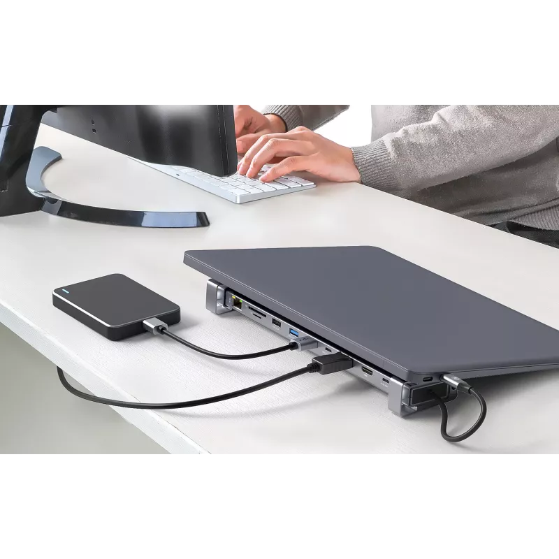 Dock/Hub USB-C Manhattan con lector de tarjetas y MST, conexiones (x7): Ethernet, HDMI (x2 4K@60Hz), USB-A (x3) y USB-C, con Power Delivery (PD) 100 W – requiere cargador USB-C externo (no incluido). Alimentado por USB (no requiere fuente de alimentación externa) cuando no se utiliza PD