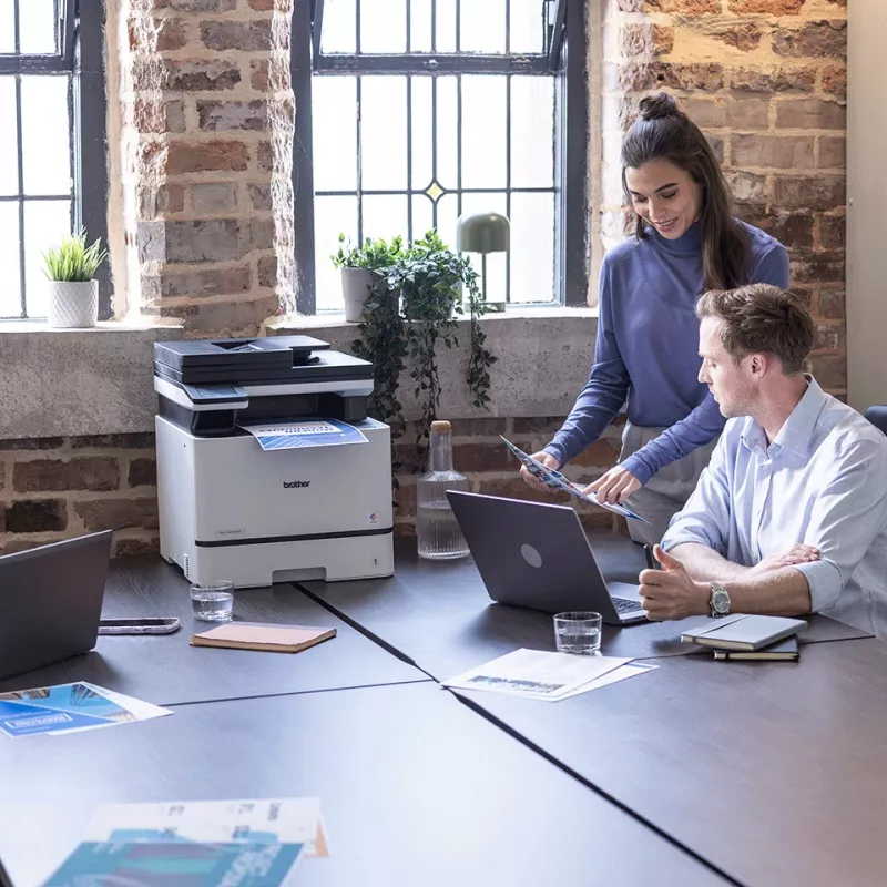 Impresora láser multifunción Brother DCP-L8630CDW — A4, color, 2400×600 DPI, 31 ppm, Wi-Fi, dúplex
