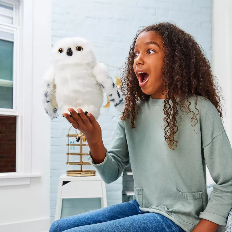 Wizarding World Harry Potter, Hedwig encantadora búho interactivo con más de 15 sonidos y movimientos y sobre de Hogwarts, juguete para niños a partir de 5 años