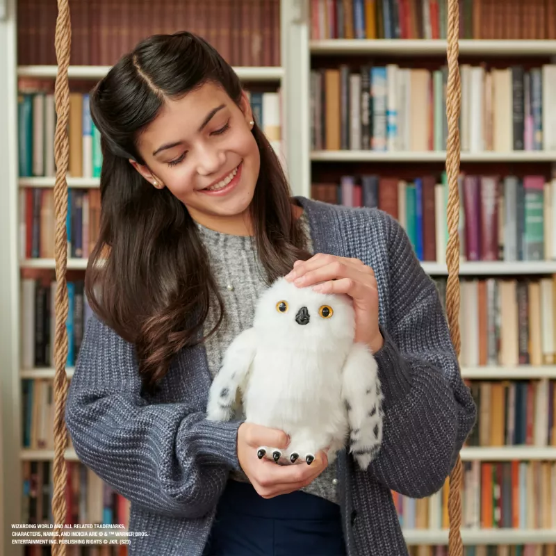 Wizarding World Harry Potter, Hedwig encantadora búho interactivo con más de 15 sonidos y movimientos y sobre de Hogwarts, juguete para niños a partir de 5 años