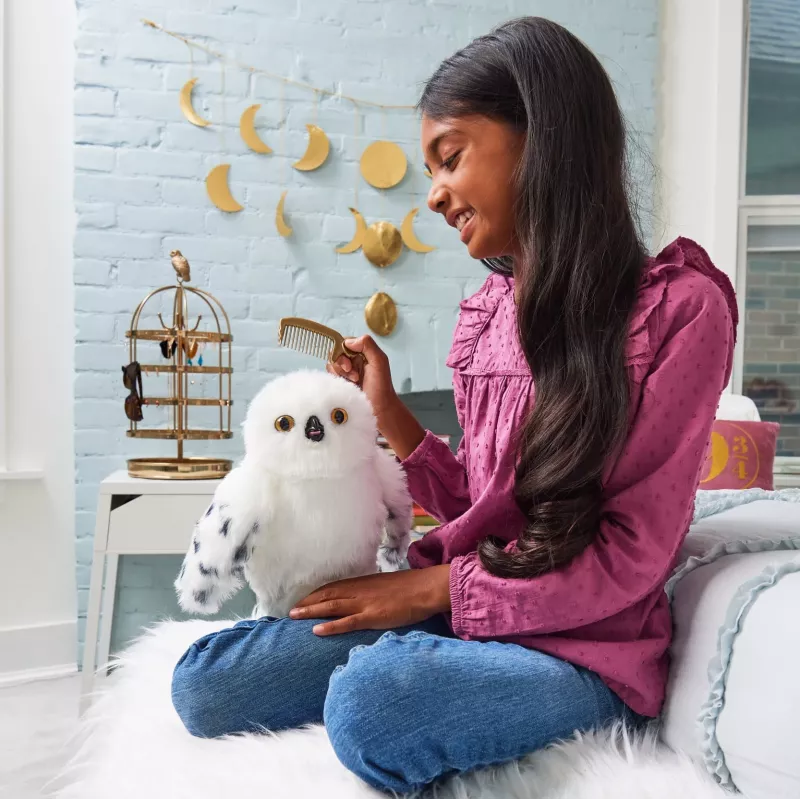 Wizarding World Harry Potter, Hedwig encantadora búho interactivo con más de 15 sonidos y movimientos y sobre de Hogwarts, juguete para niños a partir de 5 años