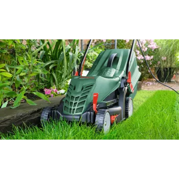 Bosch UniversalRotak cortacésped con tracción a las ruedas AC verde