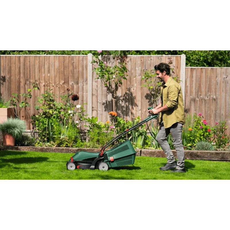Bosch UniversalRotak cortacésped con tracción a las ruedas AC verde