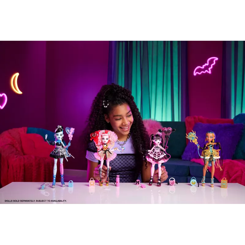 Monster High Scary Sweet Birthday Cake Kit con muñeca Clawdeen Wolf y más de 20 accesorios de decoración
