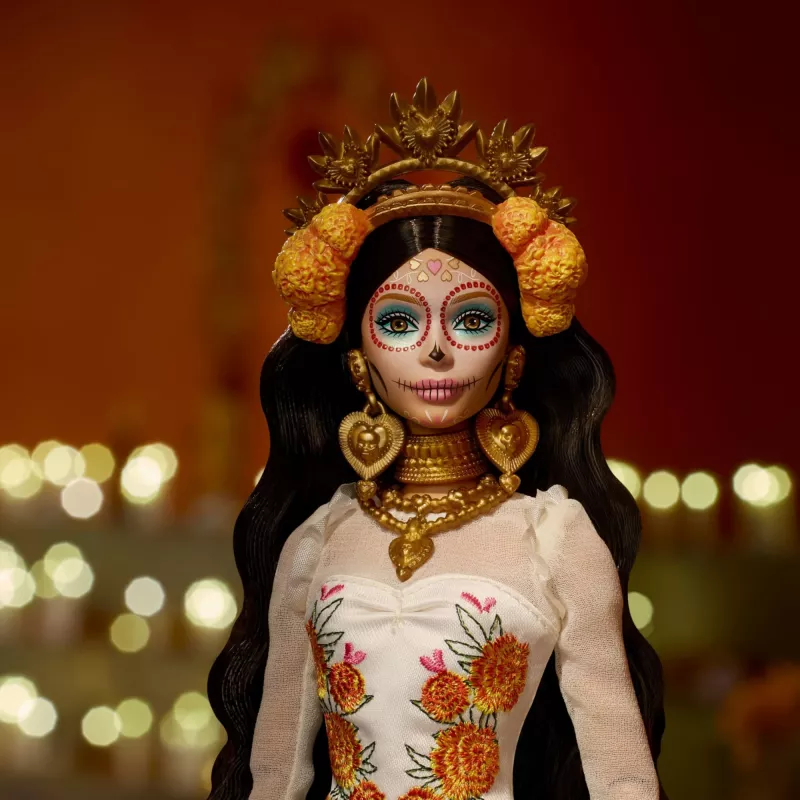 Muñeca coleccionable Barbie Signature Día De Muertos 2025 con vestido crema de volantes