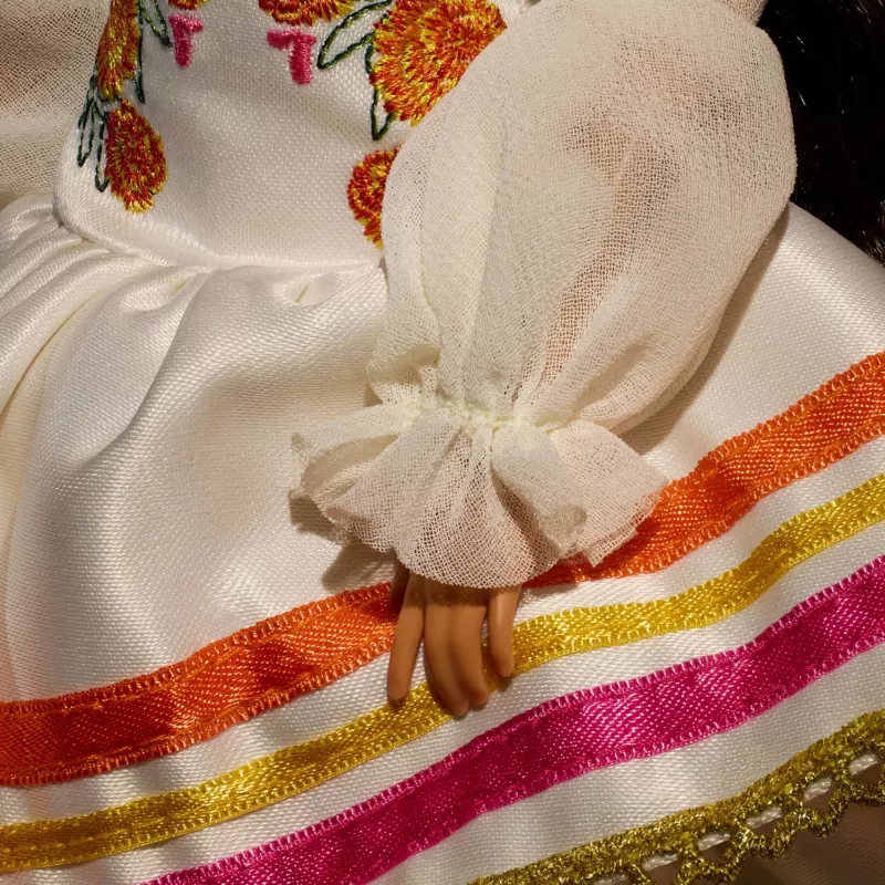Muñeca coleccionable Barbie Signature Día De Muertos 2025 con vestido crema de volantes