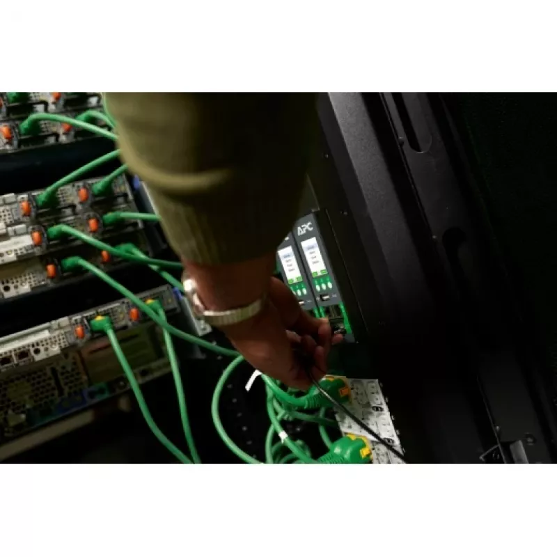 Rack PDU APC NetShelter Advanced Switched trifásico 43,5 kW (400 V 63 A) o 34,6 kW (415 V 60 A), 42 salidas, entrada IEC 60309