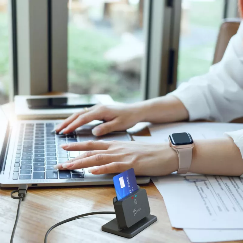 j5create JUR261 soporte lector USB™ Smart Card / CAC, USB Type-A/USB Type-C, negro, 95 g