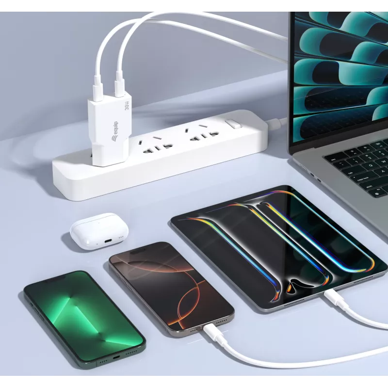 Cargador EQUIP 2 puertos 30W GaN delgado USB-C PD — 2 conectores USB-C, entrada 100–240 V, salida máx. 20 V, blanco