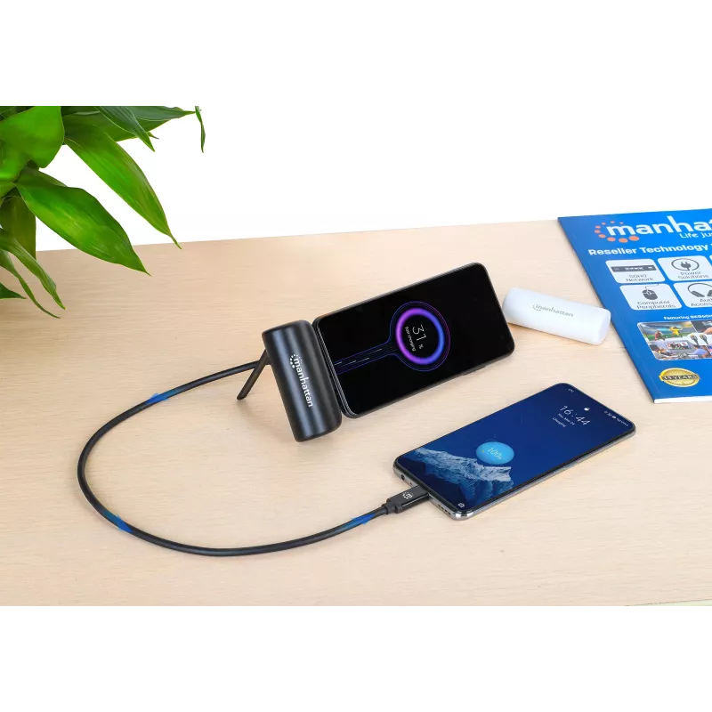 Batería externa Manhattan con conector USB-C integrado, 5000 mAh, hasta 20 W de potencia de salida, soporte para usar como soporte de móvil cargador, negro, un año de garantía