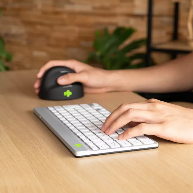 R-Go Tools Teclado ergonómico R-Go Compact Break, teclado compacto con software de pausas, AZERTY (FR), Bluetooth, blanco