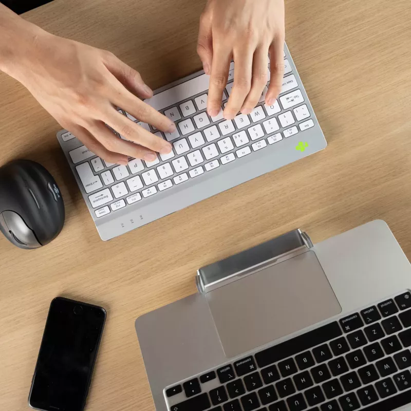 R-Go Tools Teclado ergonómico R-Go Compact Break, teclado compacto con software de pausas, AZERTY (BE), Bluetooth, blanco
