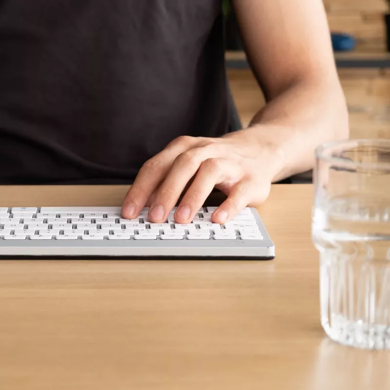 R-Go Tools Teclado ergonómico R-Go Compact Break, teclado compacto con software de pausas, AZERTY (BE), Bluetooth, blanco