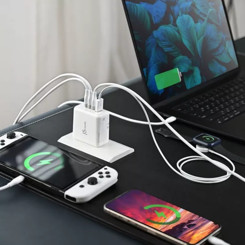 Cargador j5 create 70W GaN USB-C de 4 puertos — interior, alimentación por CA, compatible universalmente, blanco