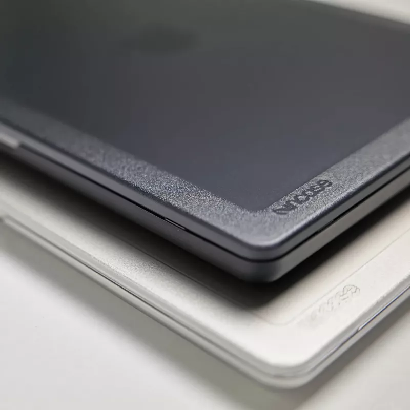 Funda rígida Incase Edge con Makrolon® para MacBook Pro de 16 pulgadas (M1-M4, 2021-2024)