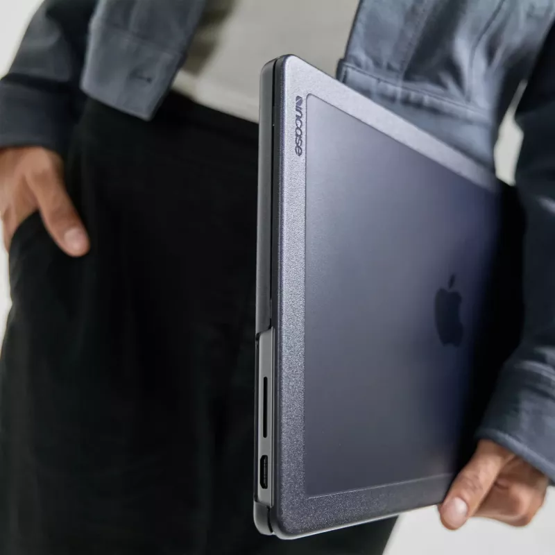 Funda rígida Incase Edge con Makrolon® para MacBook Pro de 16 pulgadas (M1-M4, 2021-2024)