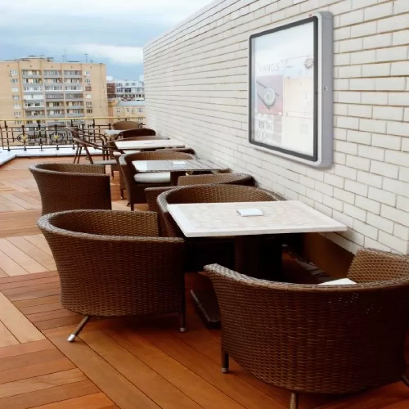 Nobo Premium Plus Tablón exterior magnético con cierre 4xA4