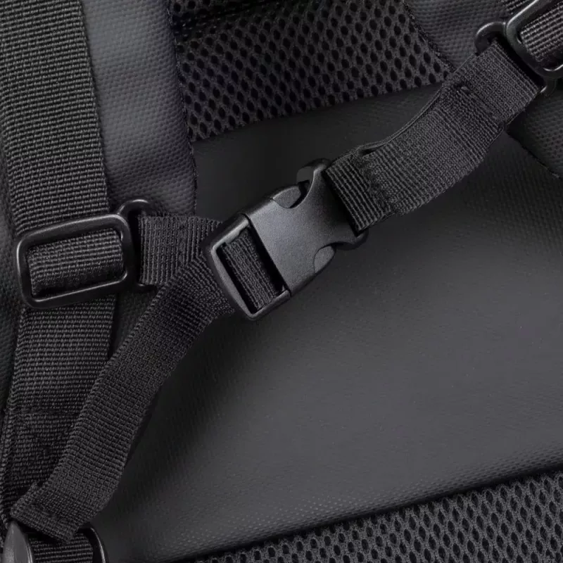 Mochila de ocio Rivacase Tegel 8465 negra poliéster RESPETUOSA CON EL MEDIOAMBIENTE