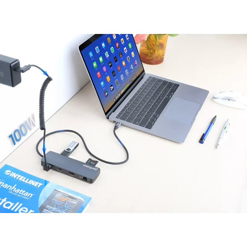 Dock/hub USB-C Manhattan con lector de tarjetas, conexiones (x7): Ethernet, HDMI, USB-A (x3) y USB-C (x2), con Power Delivery (PD) 100 W – requiere cargador USB-C externo (no incluido). Alimentado por USB (no requiere fuente de alimentación externa) cuando no se utiliza PD.