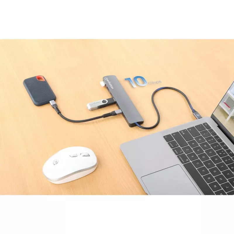 Manhattan dock/hub USB-C, puertos (x7): USB-A (x3) y USB-C (x4), con Power Delivery (PD) 100 W – requiere cargador USB-C externo (no incluido). Alimentado por USB (no requiere fuente de alimentación externa) cuando no se usa PD, aluminio