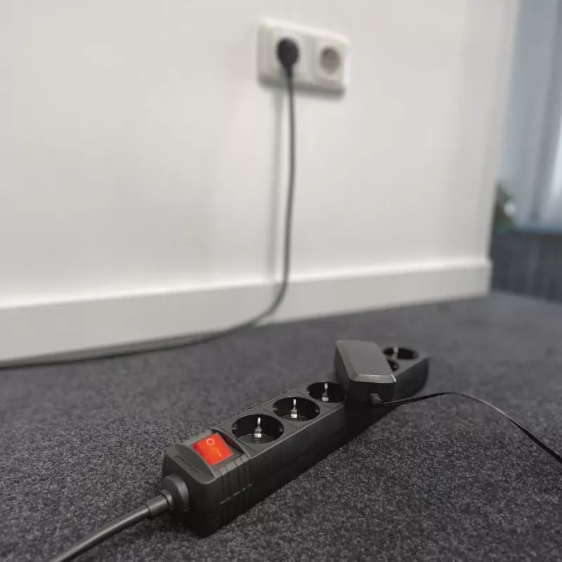 Regleta de enchufes ACT con interruptor iluminado, 6 tomas, 3 m, negra