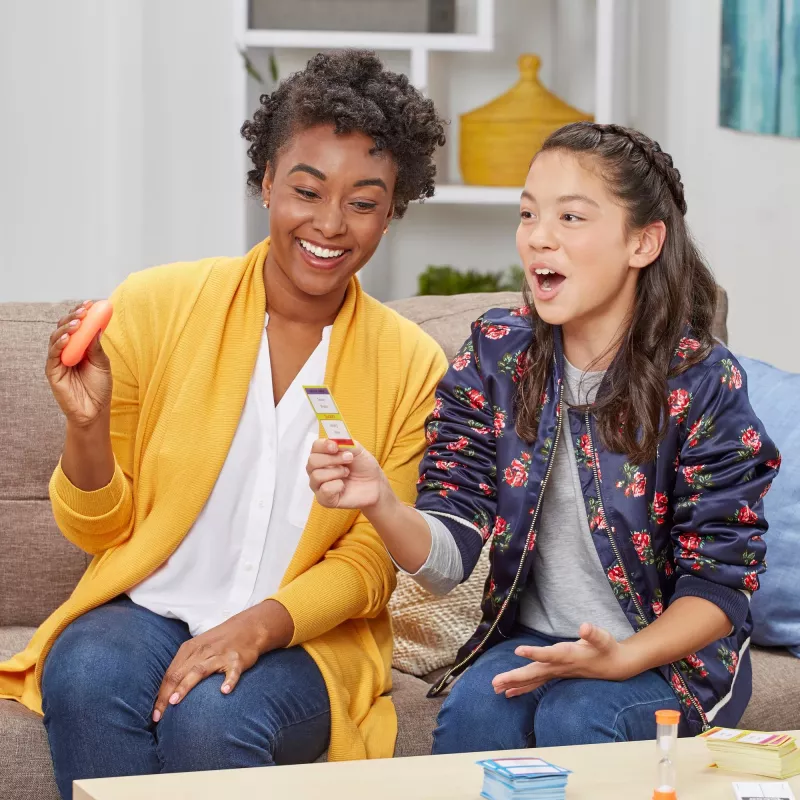 Hasbro Taboo Kids vs. Parents, 8 años, juego familiar