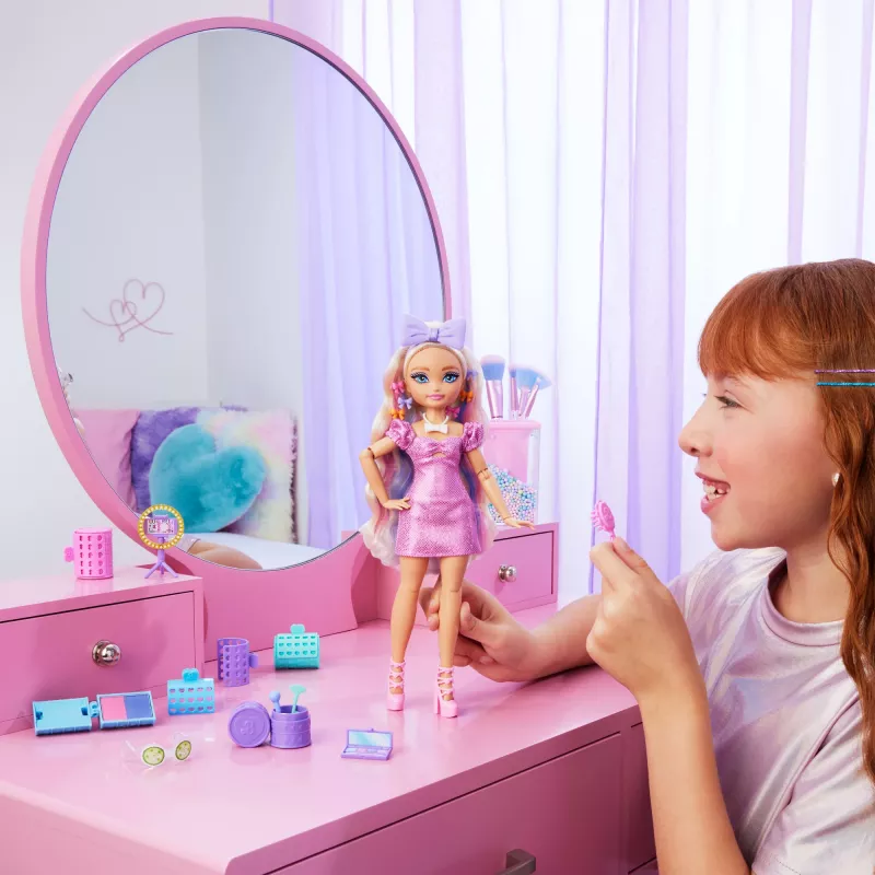 Muñeca de moda Barbie Dream Besties Malibu con accesorios sorpresa y más de 15 looks