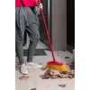 Escoba de exterior VILEDA modelo 128763, cerdas duras, tecnopolímero, roja