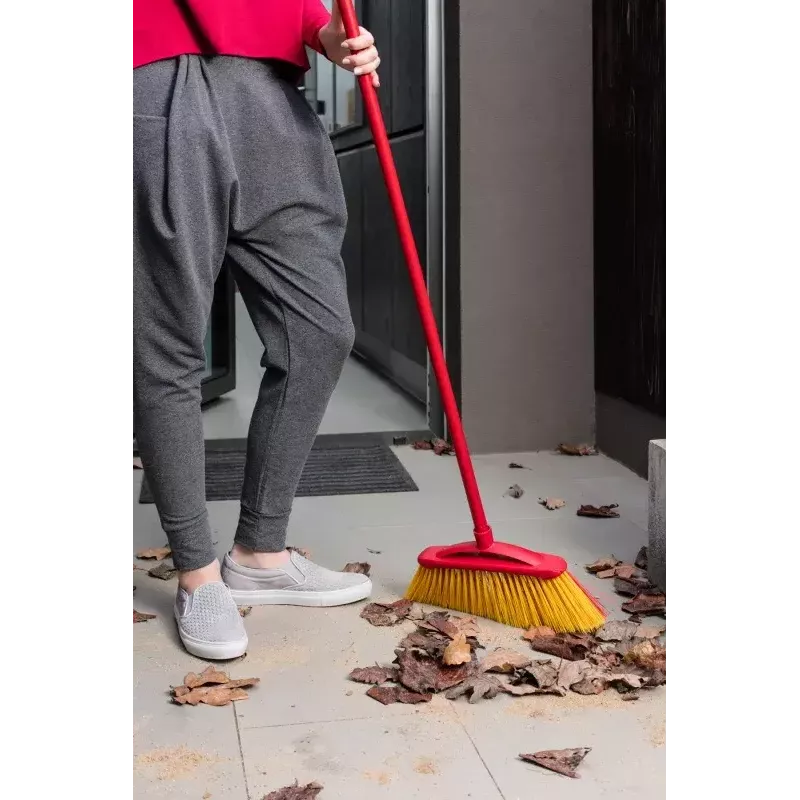 Escoba de exterior VILEDA modelo 128763, cerdas duras, tecnopolímero, roja
