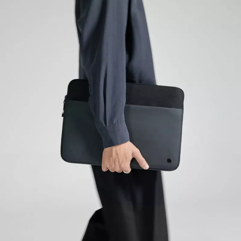 Incase A.R.C. Funda con ReSpun 100% poliéster reciclado para portátil de 14 pulgadas (M1-M4, 2021-2024)