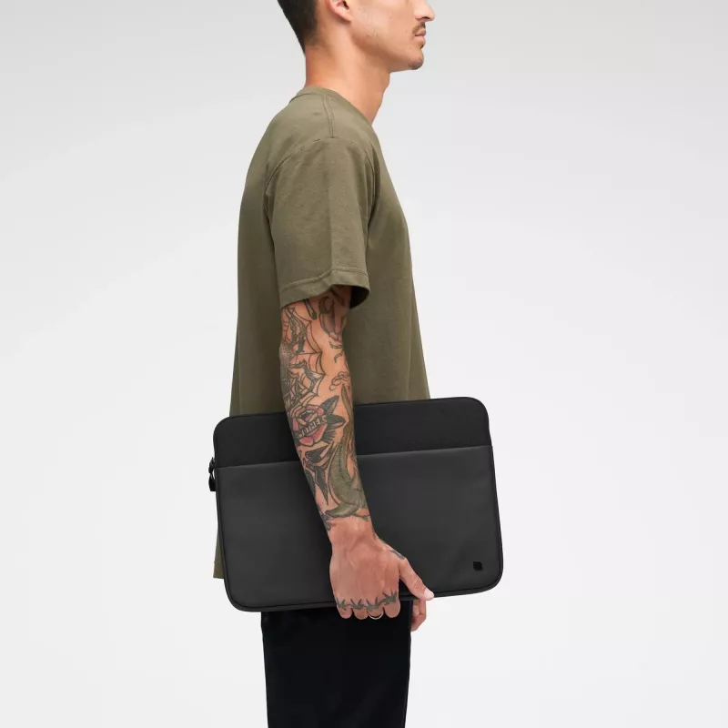 Incase A.R.C. Funda con ReSpun 100% poliéster reciclado para portátil de 16 pulgadas (M1-M4, 2021-2024)