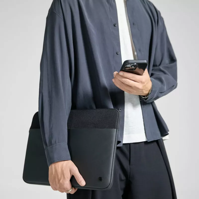 Incase A.R.C. Funda con ReSpun 100% poliéster reciclado para portátil de 16 pulgadas (M1-M4, 2021-2024)