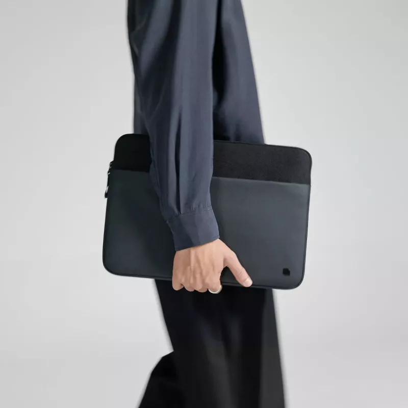 Incase A.R.C. Funda con ReSpun 100% poliéster reciclado para portátil de 16 pulgadas (M1-M4, 2021-2024)