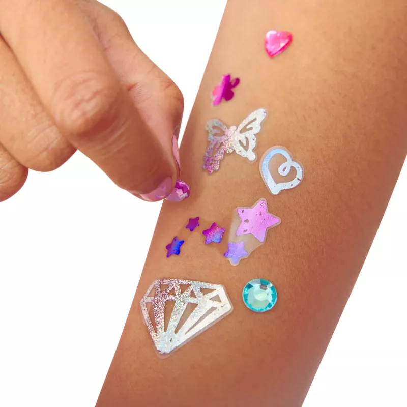 Cool Maker, Shimmer Me Body Art con rodillo, piedras decorativas y 3 láminas, 135 diseños de tatuajes temporales metálicos, juguete creativo y de manualidades para niñas a partir de 7 años