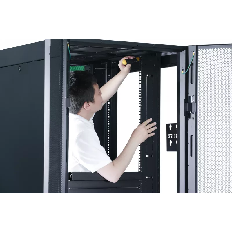 APC Easy Rack, 42U, negro, con techo, ruedas, patas, 4 soportes y paneles laterales, sin fondo, 1991H x 600W x 800T mm