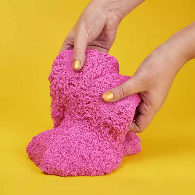 Kinetic Sand, 2 lbs arena de juego Crystal Pink con purpurina (el envase puede variar), arena sensorial moldeable para niños a partir de 3 años