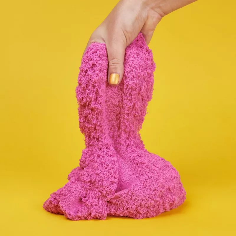 Kinetic Sand, 2 lbs arena de juego Crystal Pink con purpurina (el envase puede variar), arena sensorial moldeable para niños a partir de 3 años