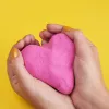Kinetic Sand, 2 lbs arena de juego Crystal Pink con purpurina (el envase puede variar), arena sensorial moldeable para niños a partir de 3 años